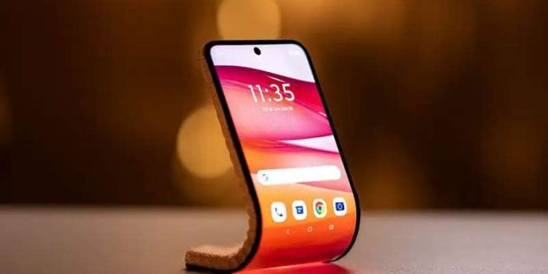 Унікальний гаджет. Motorola презентувала гнучкий смартфон, який можна обернути навколо руки як&nbsp;браслет