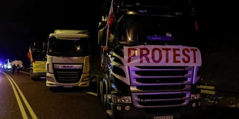 Черги з&nbsp;тисяч вантажівок. Прикордонники розповіли, що&nbsp;коїться на&nbsp;кордоні
