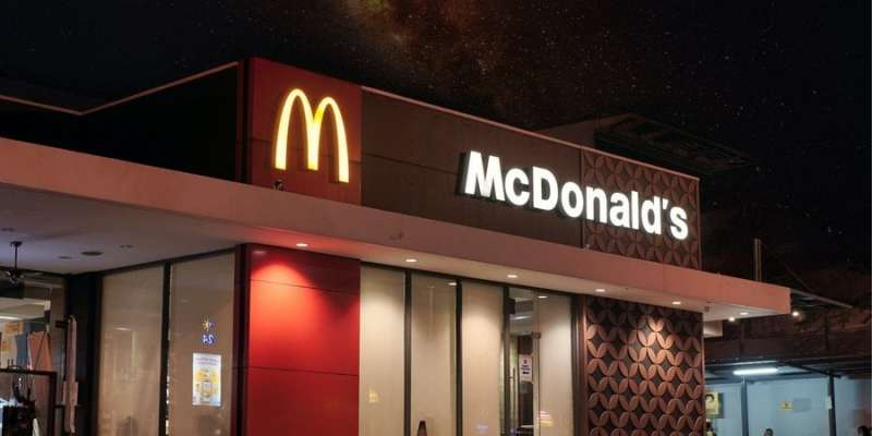 Хто&nbsp;ж тепер перевертатиме котлети? McDonald&rsquo;s заявила, що інтегрує ШІ у&nbsp;свою роботу