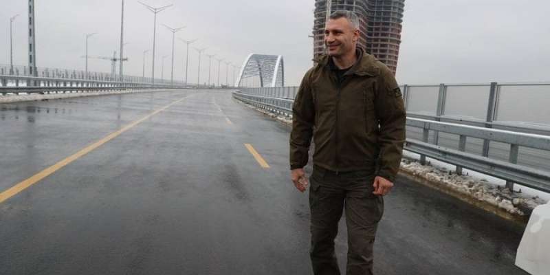 Як змогли. У Києві частково відкрили рух багатостраждальним Подільсько-Воскресенським мостом