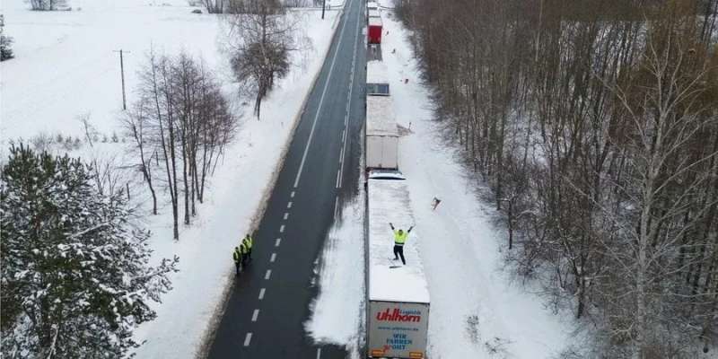 У&nbsp;черзі лише тисяча автівок. Рух вантажівок на&nbsp;кордоні зі Словаччиною відновлюється
