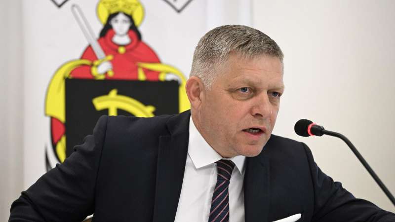 Фицо призвал Европу начать нормальный диалог с Россией
