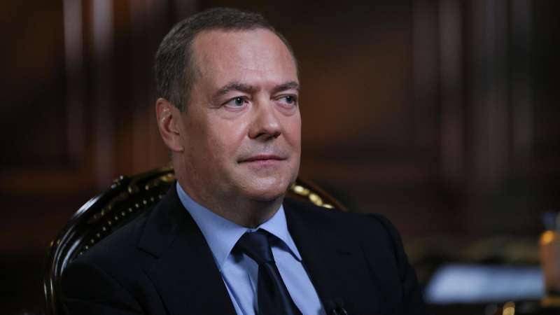 Медведев рассказал, как Запад управляет Украиной