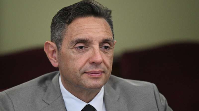 На Западе нет демократии, заявил Вулин