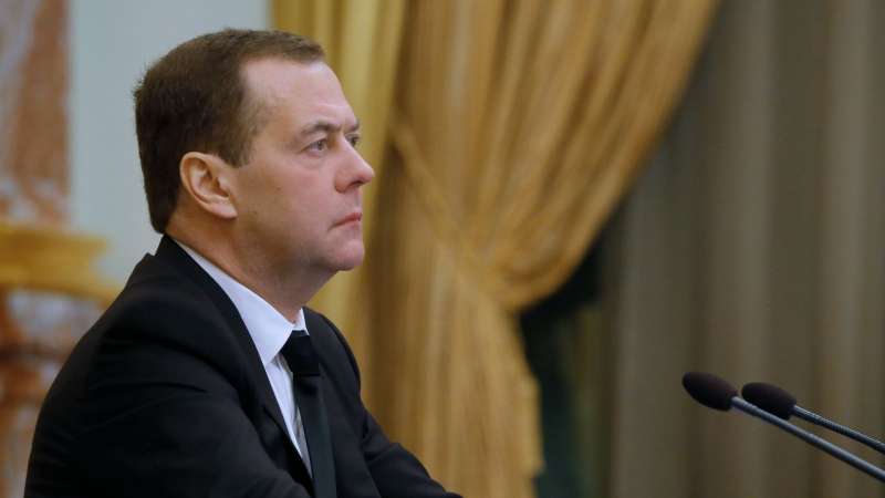 Запад разрушает власти других стран чужими руками, заявил Медведев