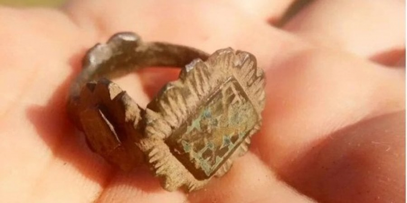 Красиве. У&nbsp;словацькому замку знайшли оригінальну каблучку XIV століття
